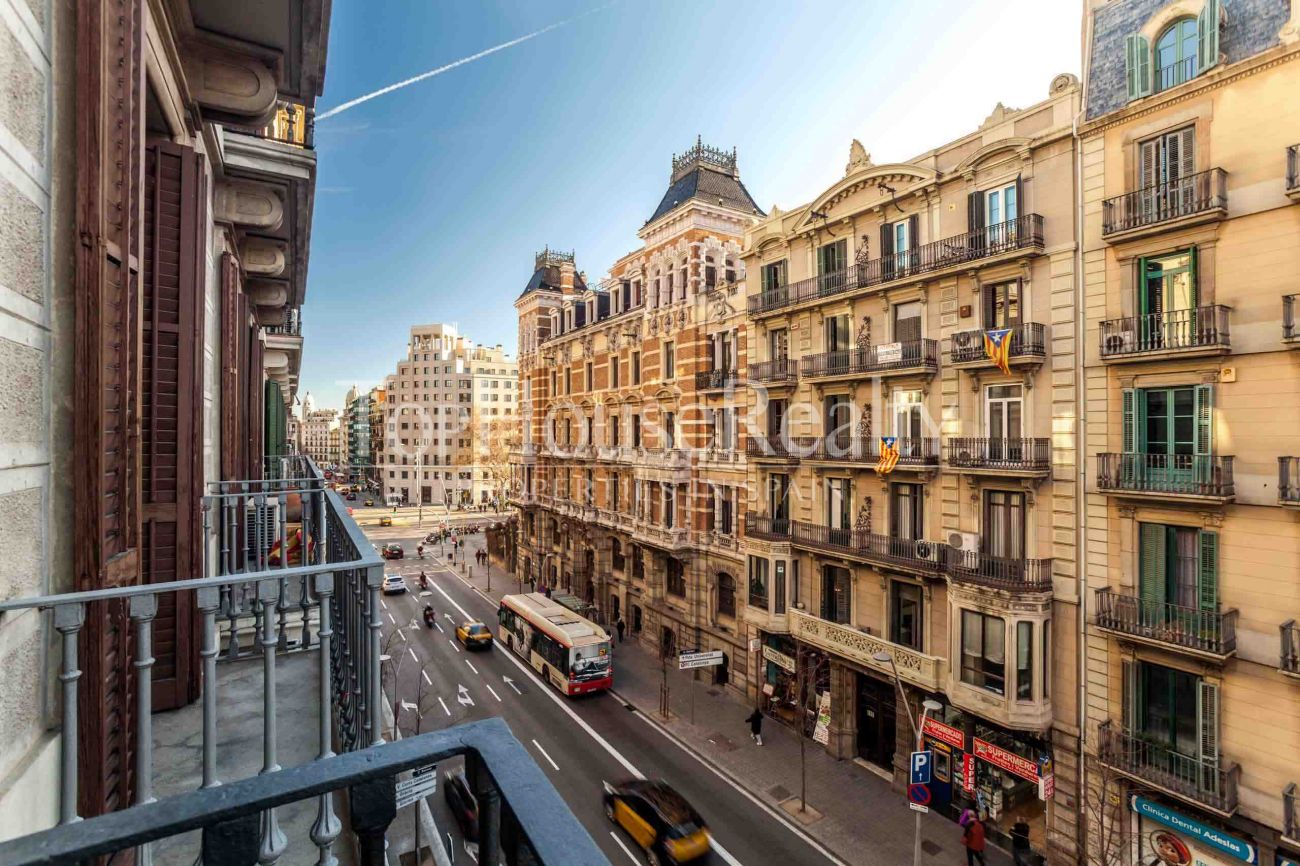 Просторная, полностью обновленная квартира в центре Барселоны
