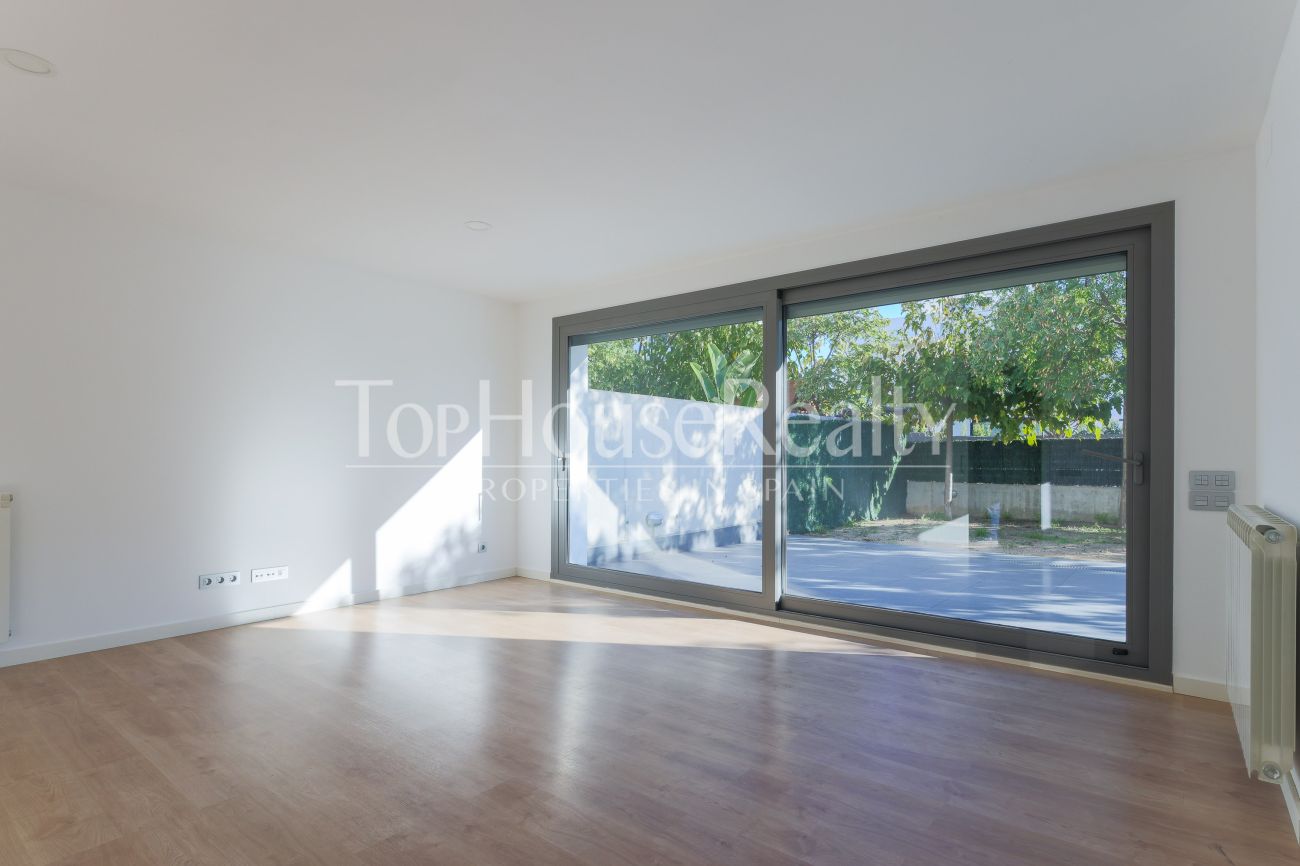 Угловой таунхаус рядом с морем в престижной зоне Ситжеса