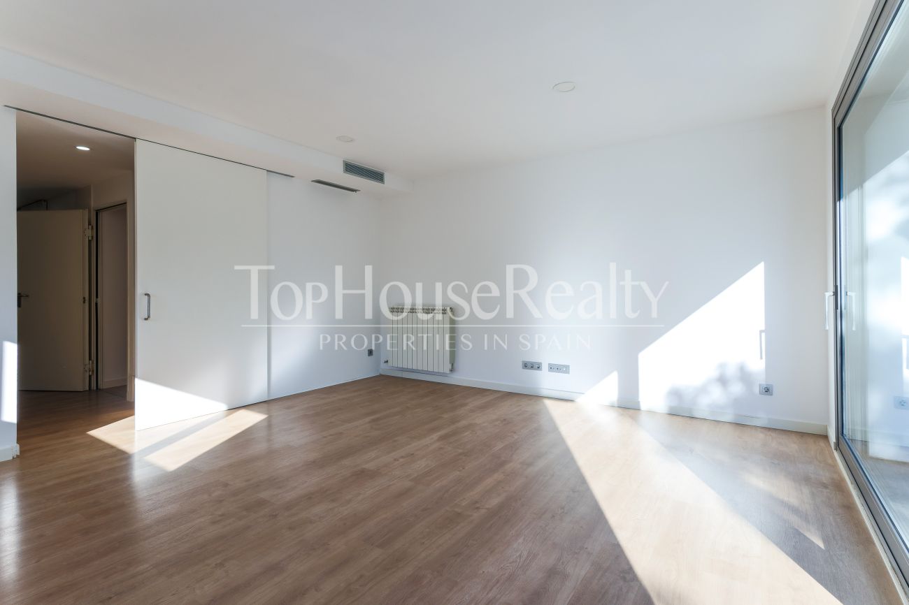 Угловой таунхаус рядом с морем в престижной зоне Ситжеса