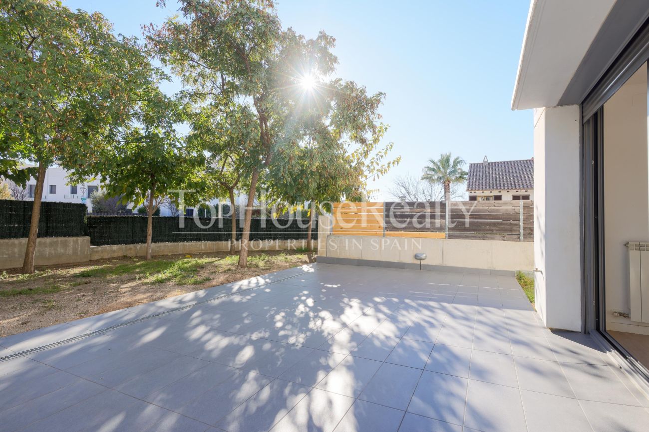 Угловой таунхаус рядом с морем в престижной зоне Ситжеса