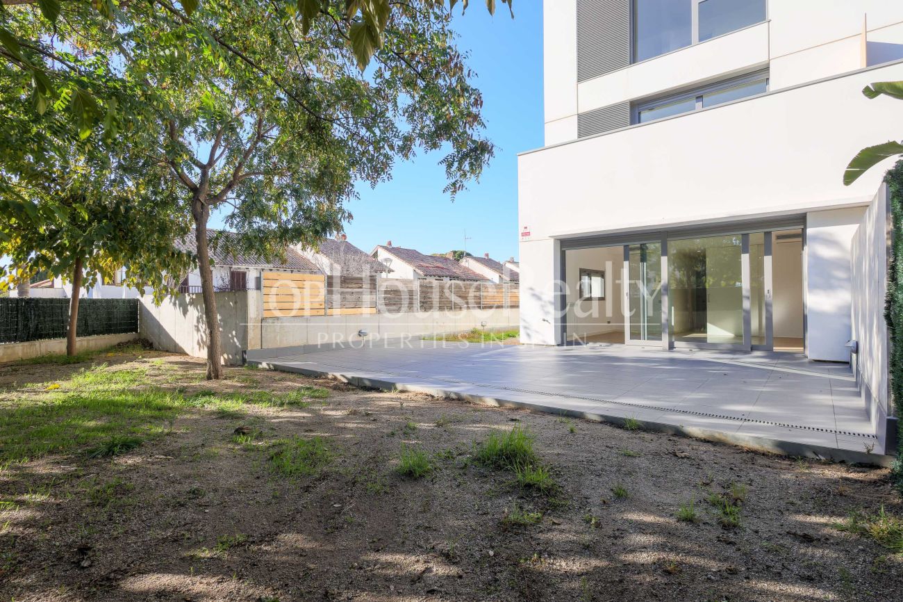 Угловой таунхаус рядом с морем в престижной зоне Ситжеса