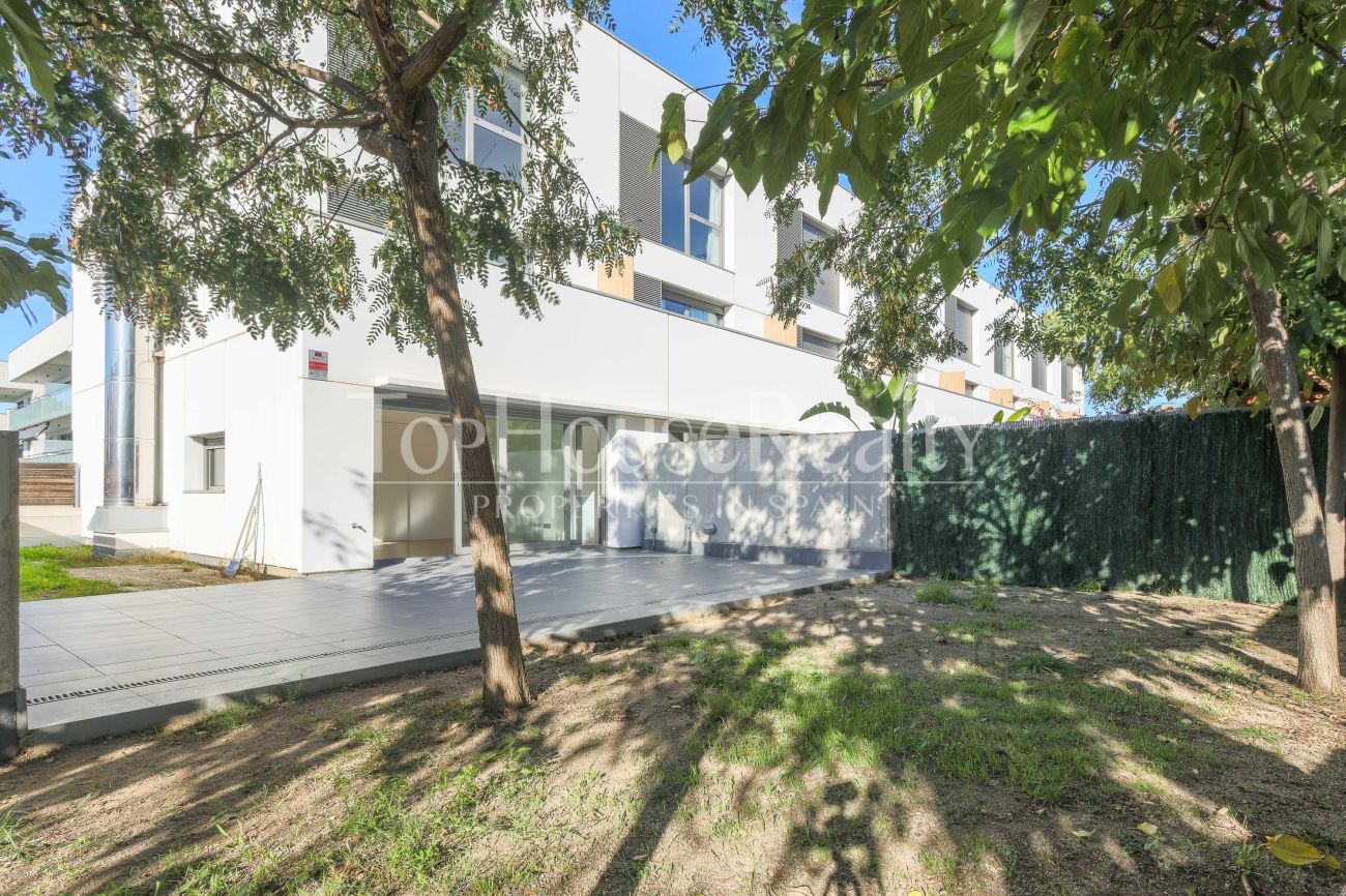 Угловой таунхаус рядом с морем в престижной зоне Ситжеса