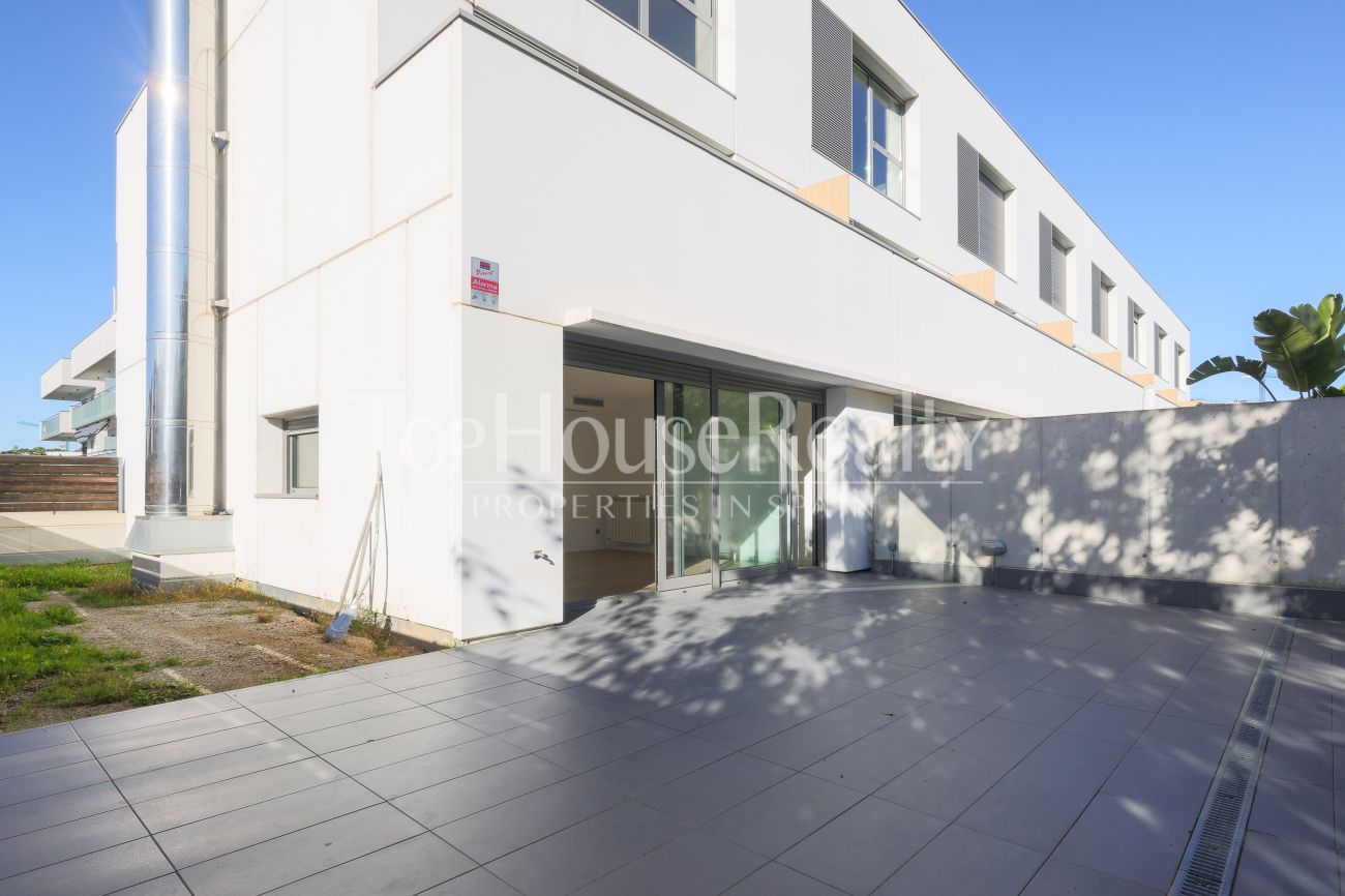 Угловой таунхаус рядом с морем в престижной зоне Ситжеса