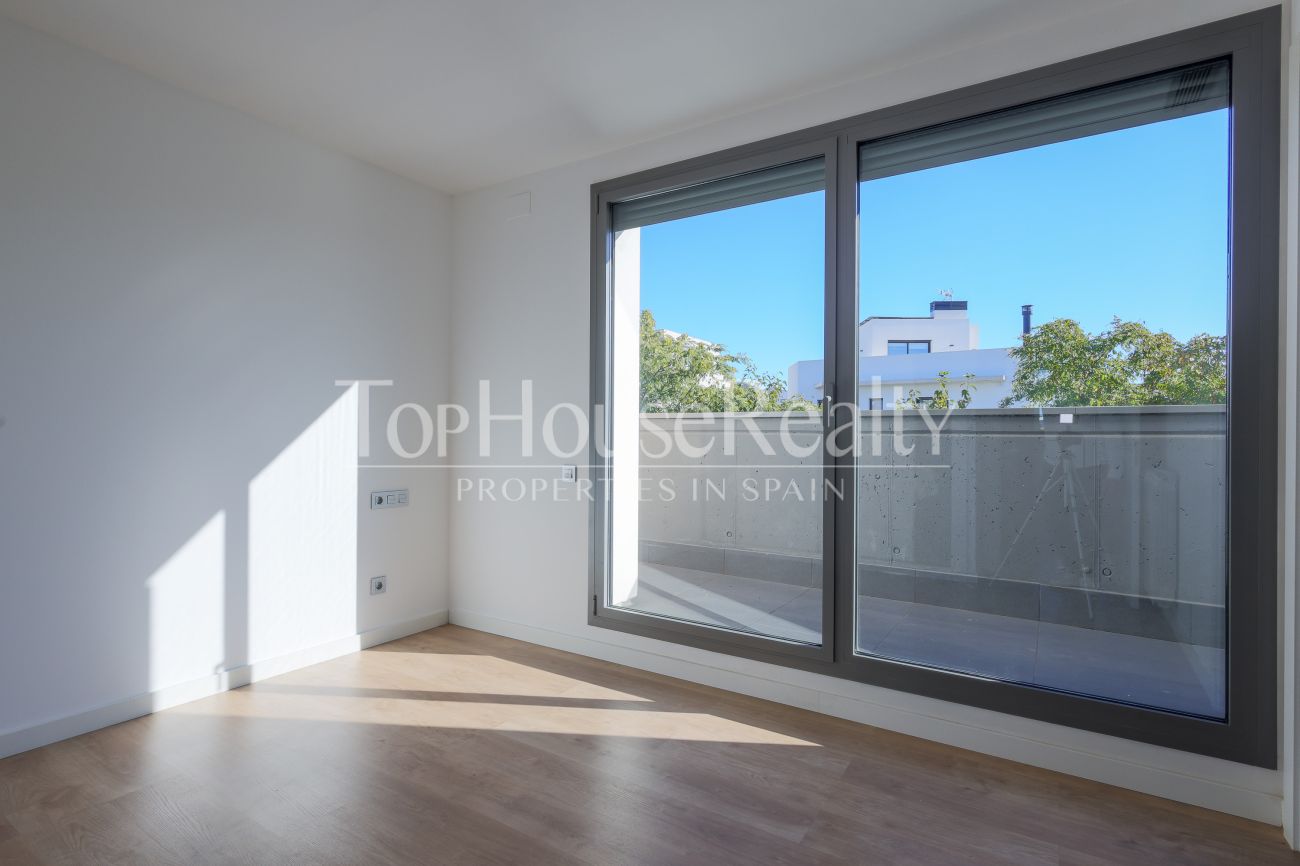 Угловой таунхаус рядом с морем в престижной зоне Ситжеса