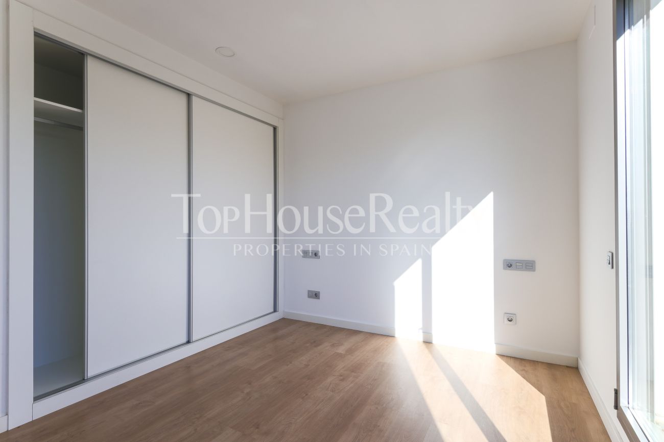 Угловой таунхаус рядом с морем в престижной зоне Ситжеса