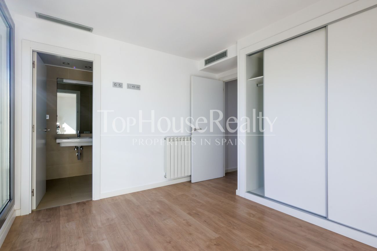 Угловой таунхаус рядом с морем в престижной зоне Ситжеса