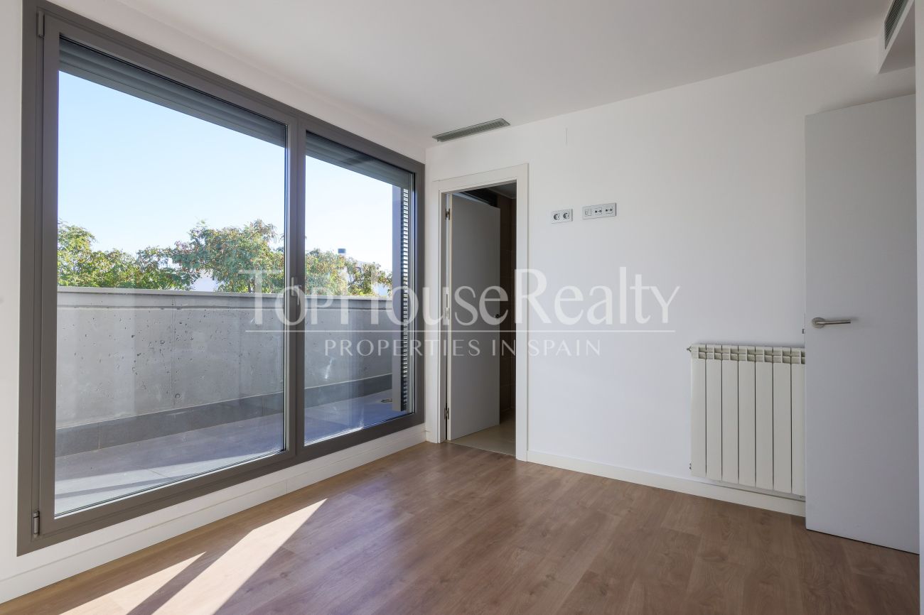 Угловой таунхаус рядом с морем в престижной зоне Ситжеса