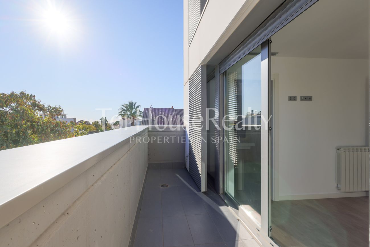 Угловой таунхаус рядом с морем в престижной зоне Ситжеса