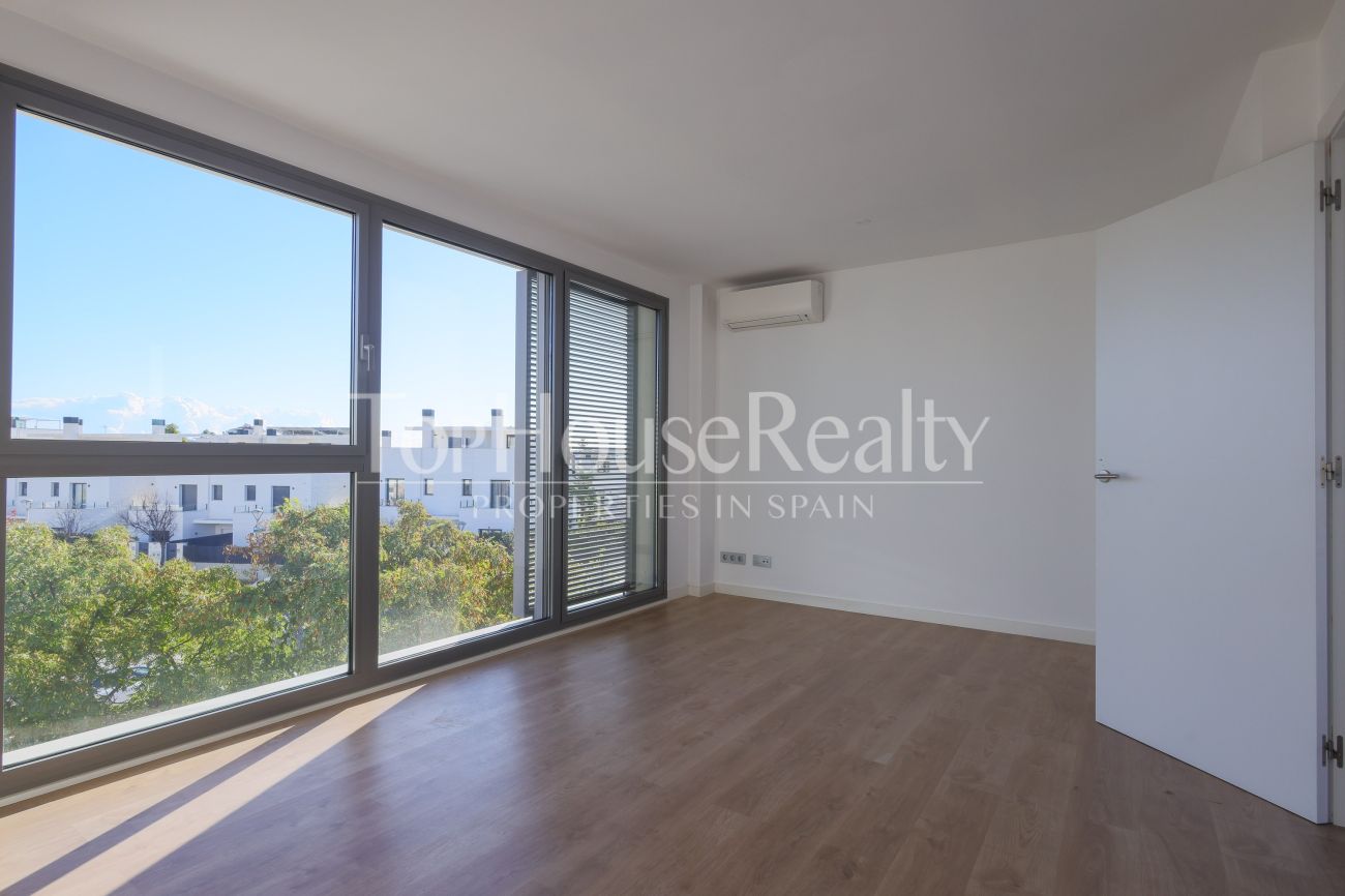 Угловой таунхаус рядом с морем в престижной зоне Ситжеса