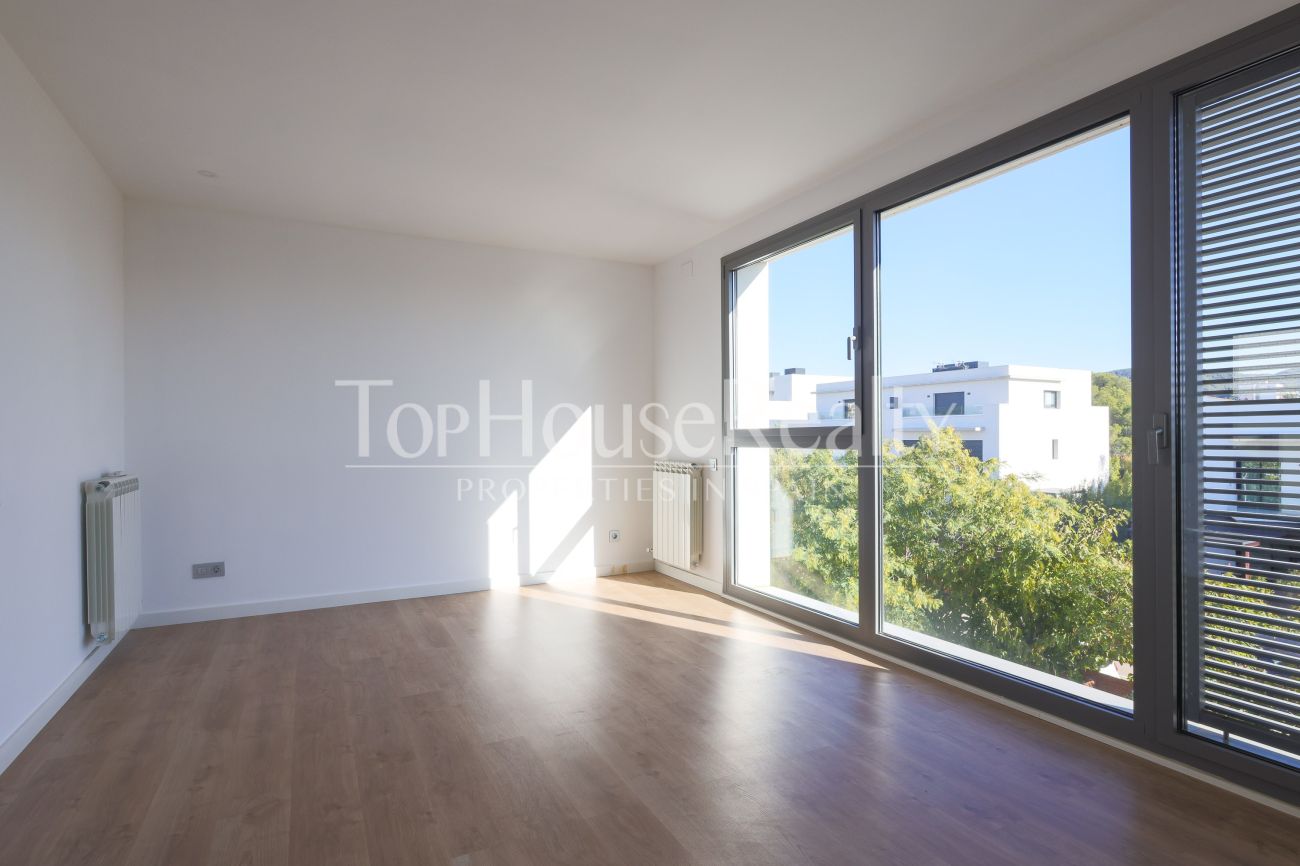 Угловой таунхаус рядом с морем в престижной зоне Ситжеса