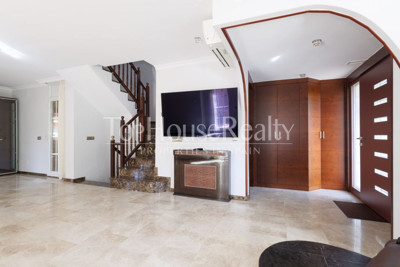 Вилла в Gavà Mar — вторая линия от моря, сад, бассейн и полная приватность