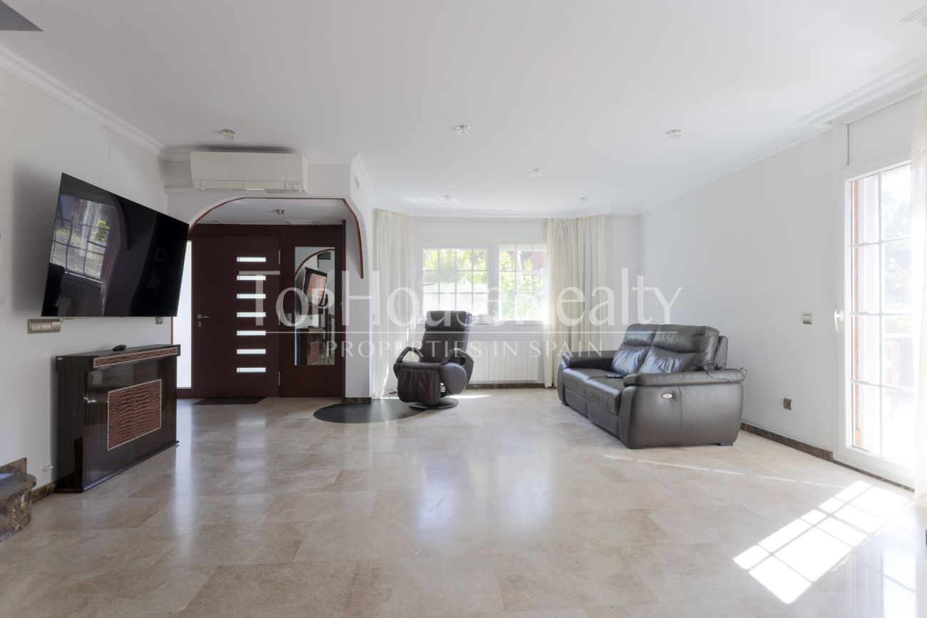 Вилла в Gavà Mar — вторая линия от моря, сад, бассейн и полная приватность