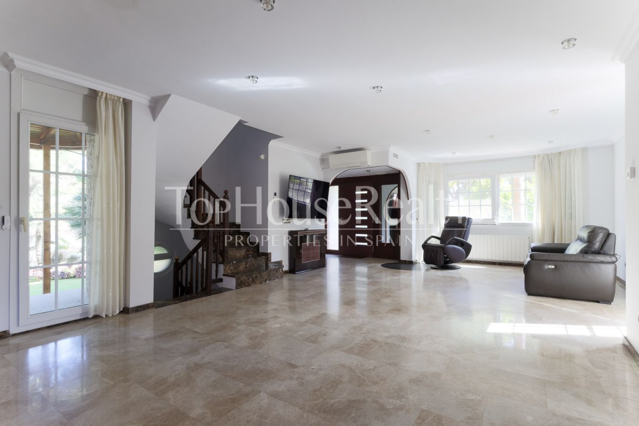 Вилла в Gavà Mar — вторая линия от моря, сад, бассейн и полная приватность