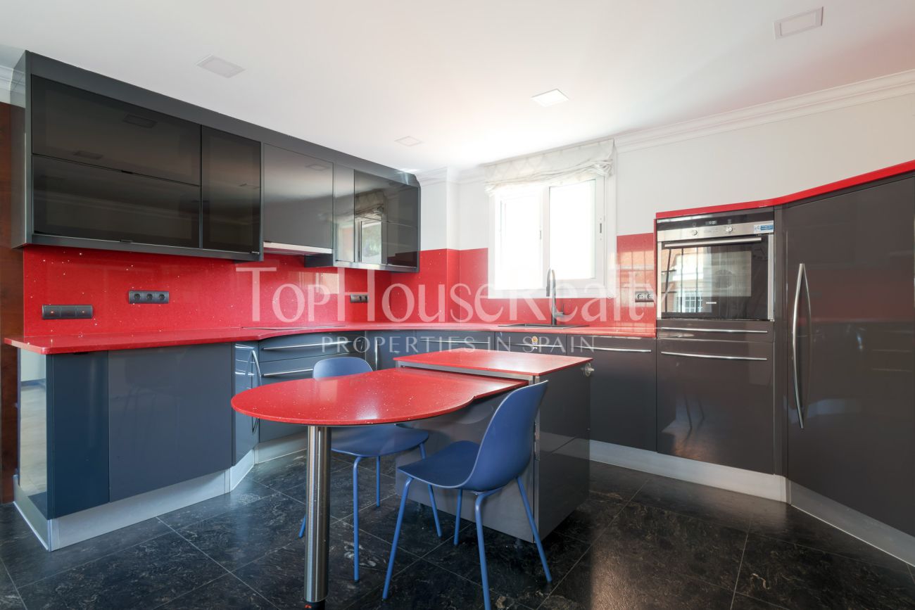 Вилла в Gavà Mar — вторая линия от моря, сад, бассейн и полная приватность