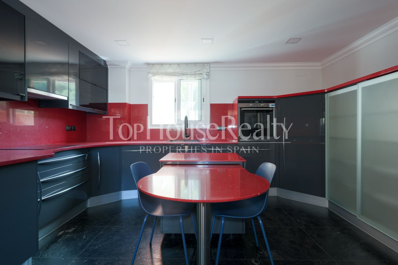 Вилла в Gavà Mar — вторая линия от моря, сад, бассейн и полная приватность