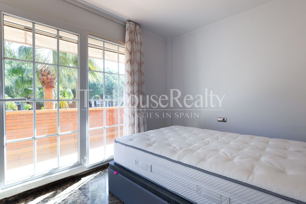 Вилла в Gavà Mar — вторая линия от моря, сад, бассейн и полная приватность