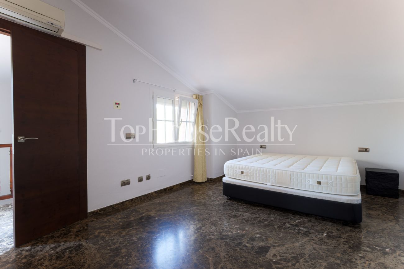 Вилла в Gavà Mar — вторая линия от моря, сад, бассейн и полная приватность