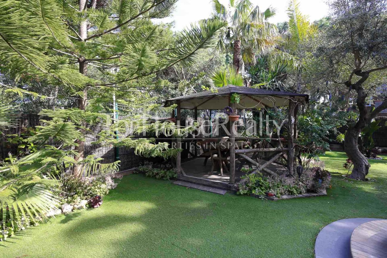 Вилла в Gavà Mar — вторая линия от моря, сад, бассейн и полная приватность