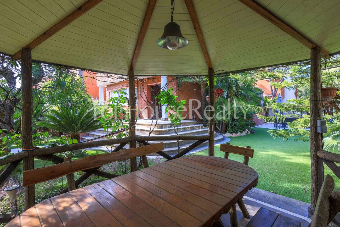 Вилла в Gavà Mar — вторая линия от моря, сад, бассейн и полная приватность