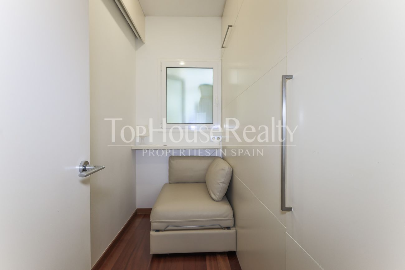 Квартира на улице Enric Granados, Барселона — светлая, отремонтированная и в престижной локации