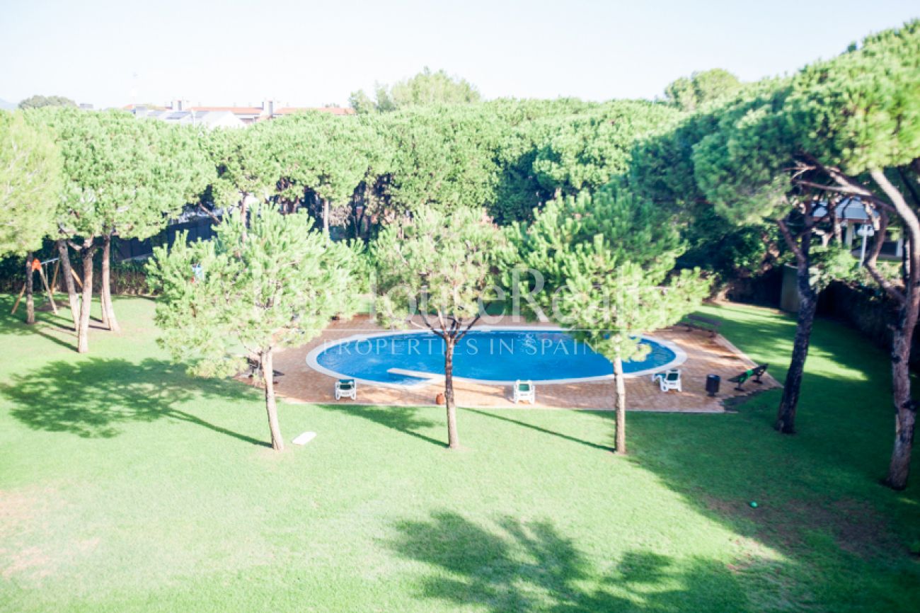 Большой таунхаус с садом и бассейном недалеко от пляжа в Гава, Испания