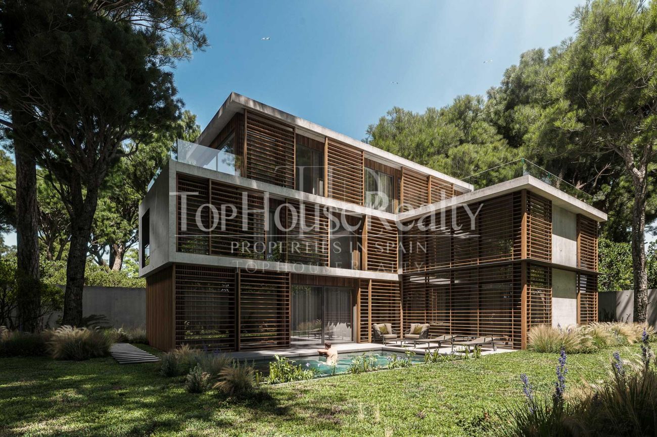 Проект загородного дома в Ла Пинеда де Кастельдефельс, созданный нашей командой архитекторов, представлен Top House Realty