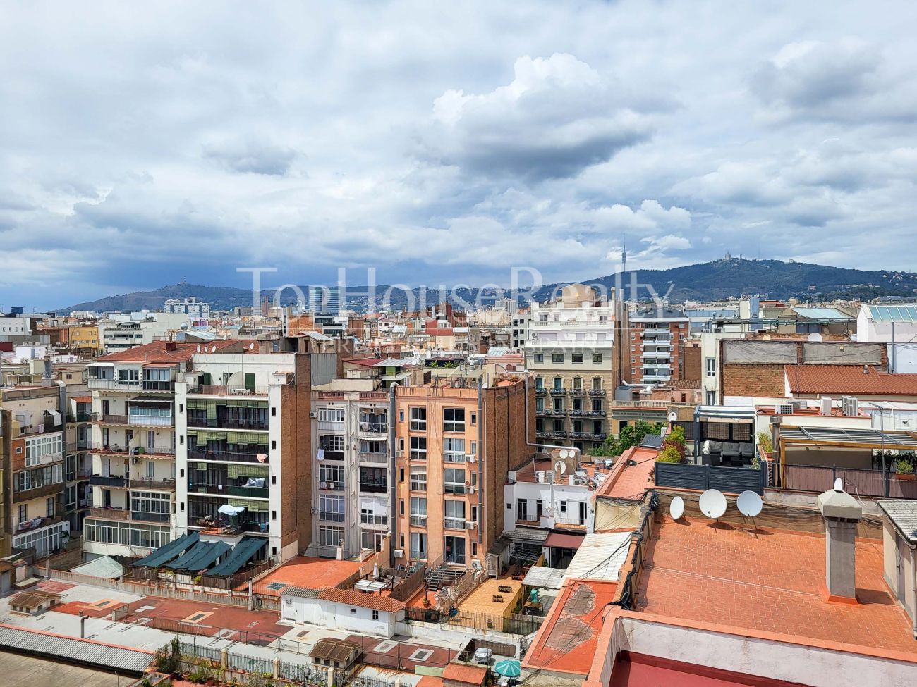 Квартира располагается в самом сердце Барселоны, в одном из самых престижных районов- L'Esquerra de l'Eixample