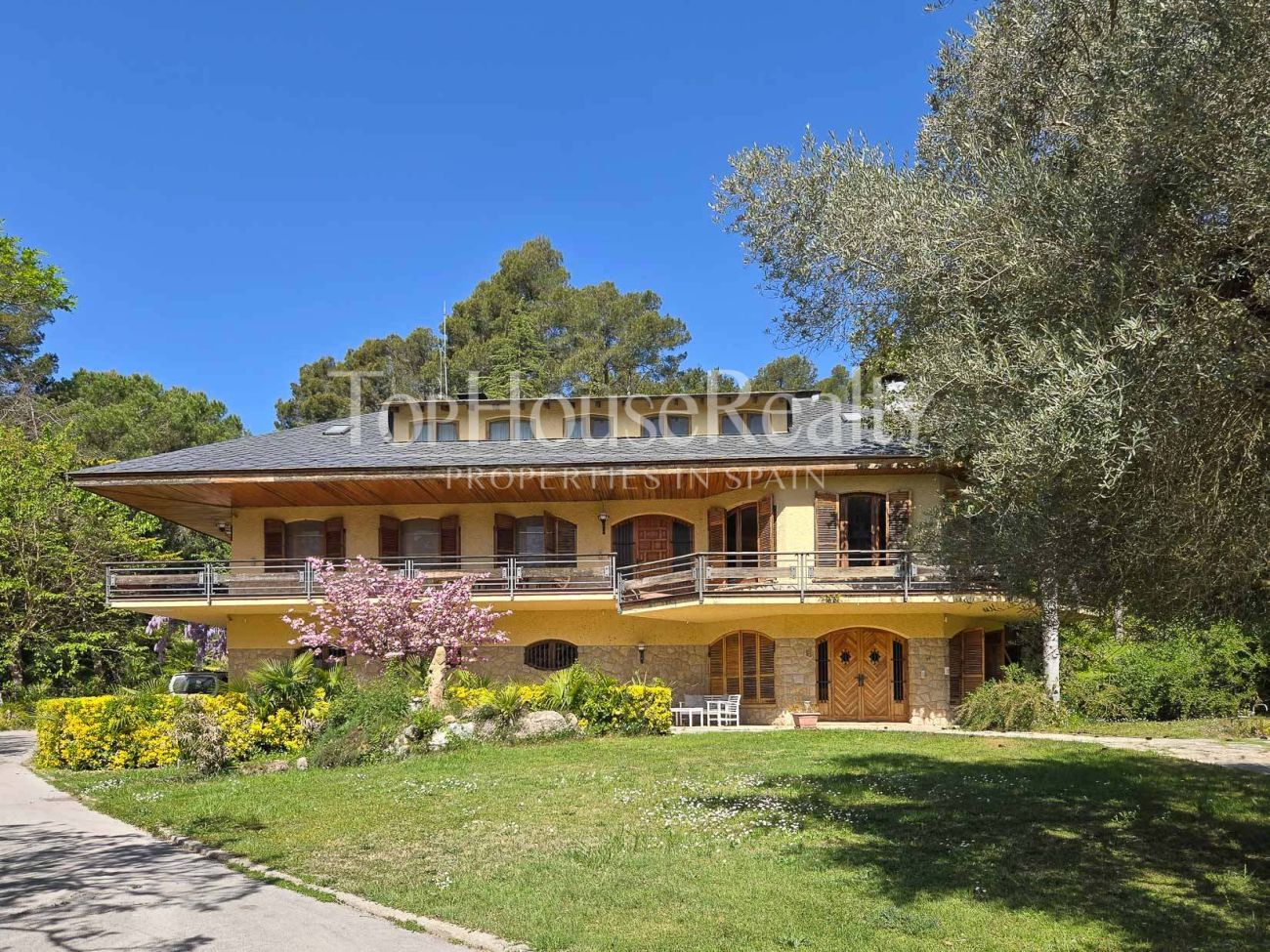 Вилла в Begues — уникальная усадьба с участком 6.000 м² и инвестиционным потенциалом