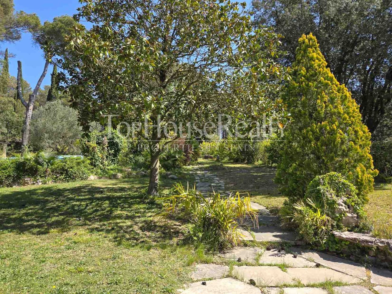 Вилла в Begues — уникальная усадьба с участком 6.000 м² и инвестиционным потенциалом