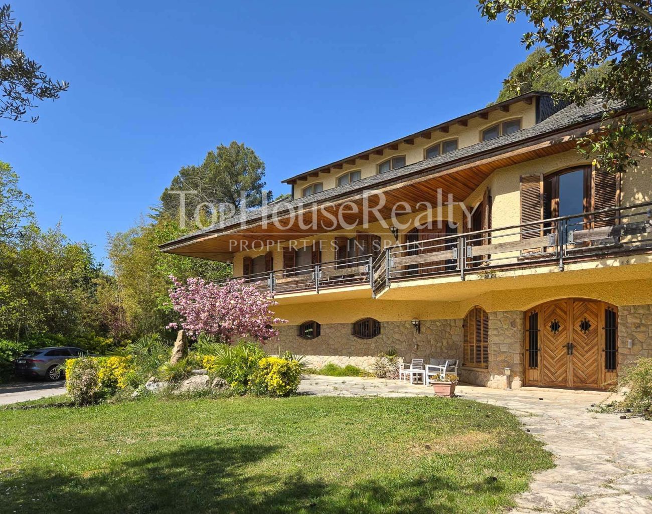 Вилла в Begues — уникальная усадьба с участком 6.000 м² и инвестиционным потенциалом