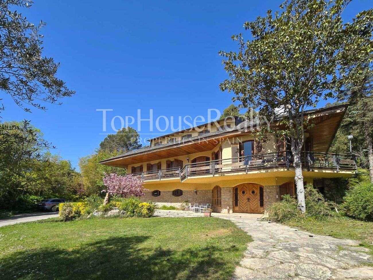 Вилла в Begues — уникальная усадьба с участком 6.000 м² и инвестиционным потенциалом