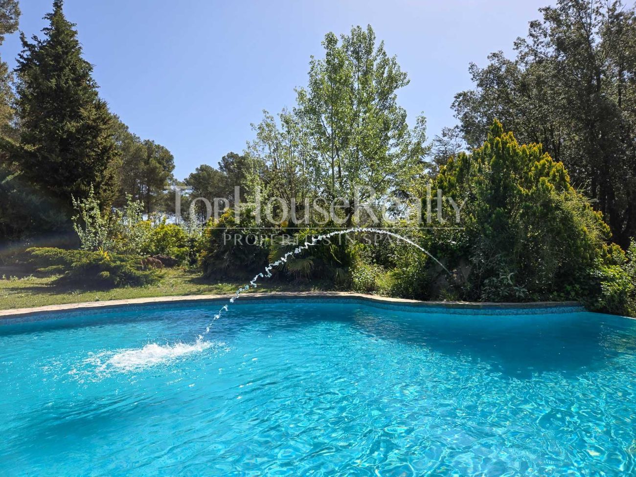 Вилла в Begues — уникальная усадьба с участком 6.000 м² и инвестиционным потенциалом