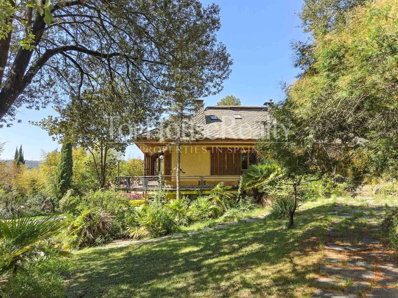 Вилла в Begues — уникальная усадьба с участком 6.000 м² и инвестиционным потенциалом