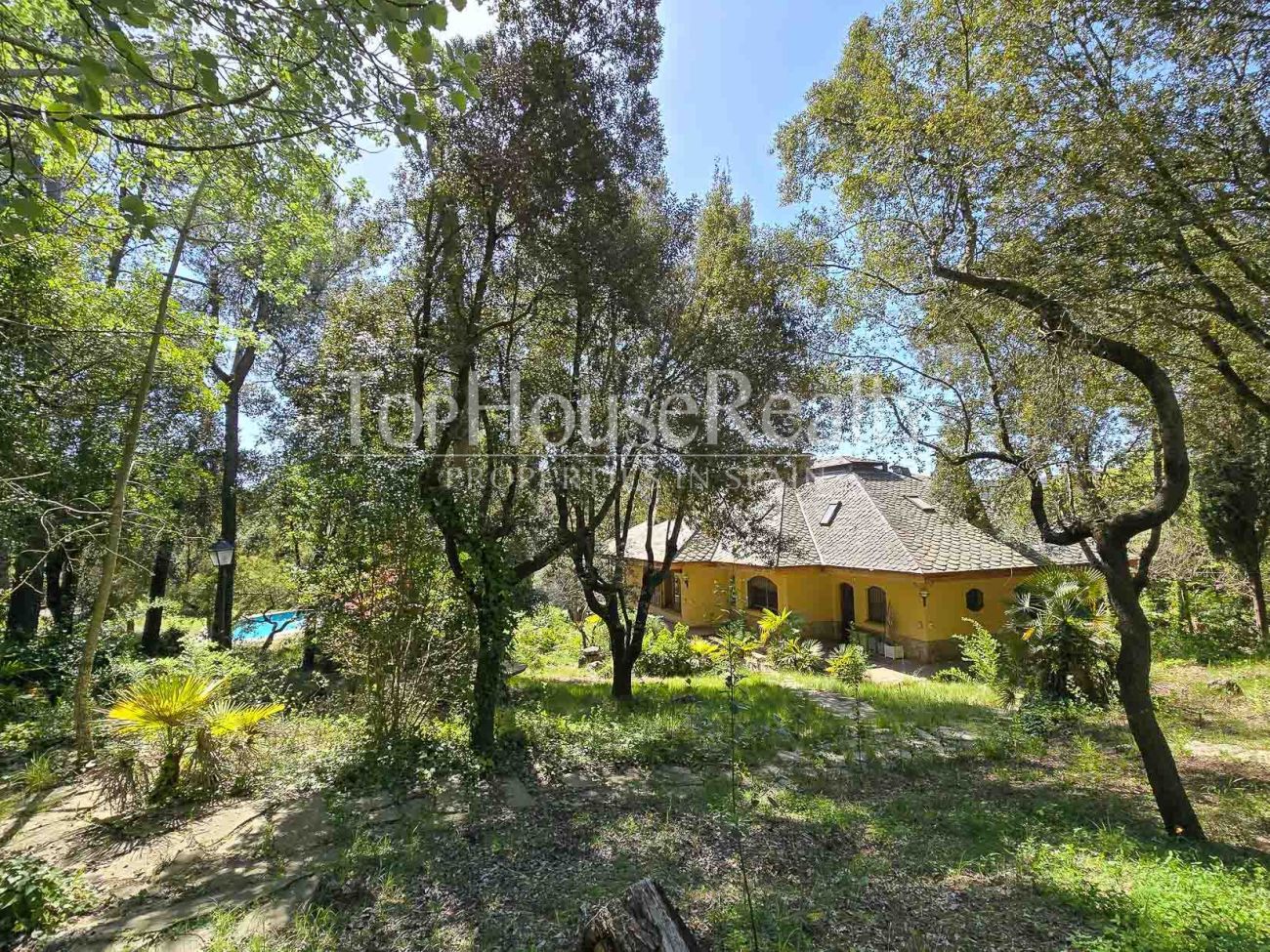 Вилла в Begues — уникальная усадьба с участком 6.000 м² и инвестиционным потенциалом