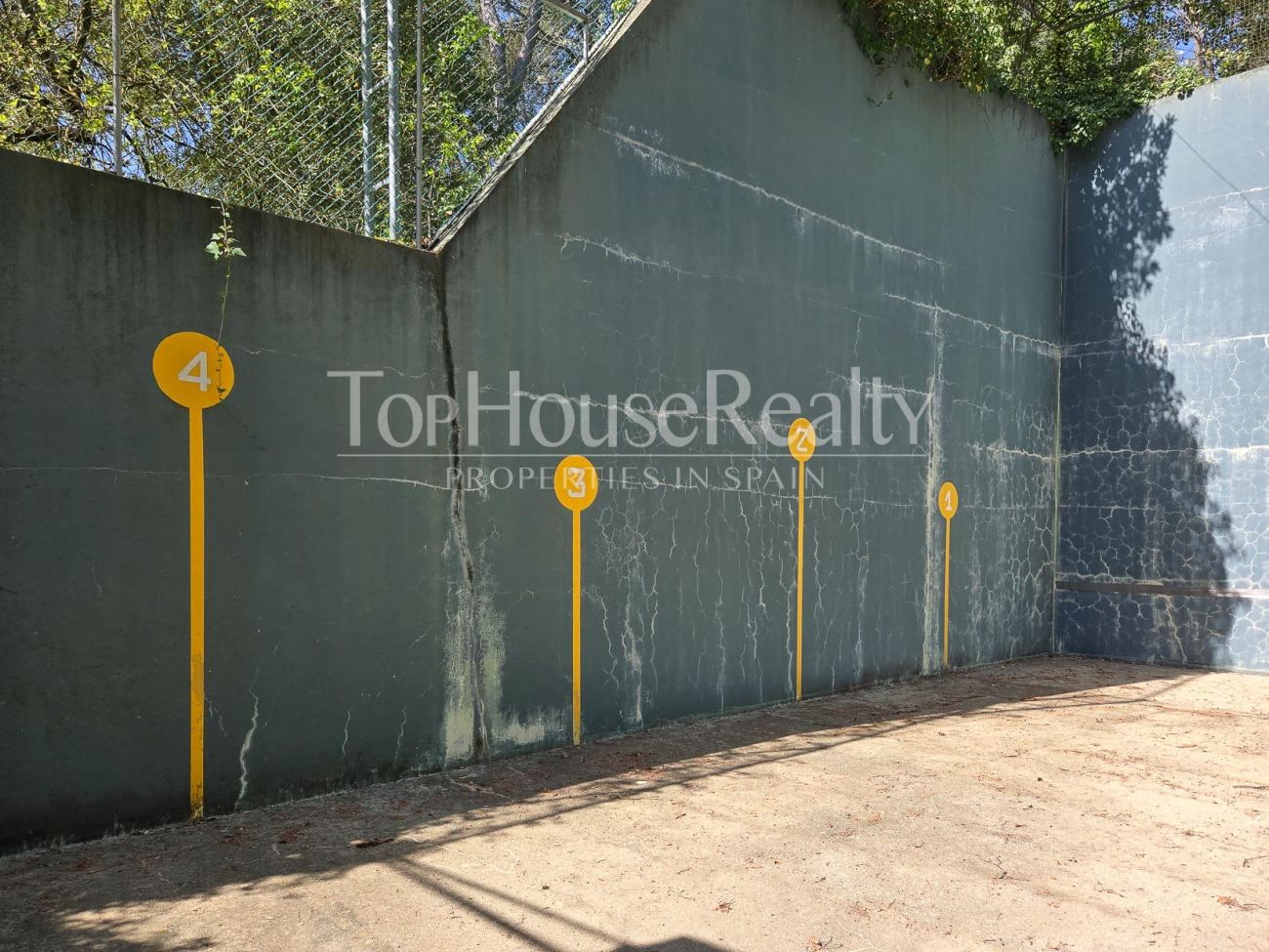 Вилла в Begues — уникальная усадьба с участком 6.000 м² и инвестиционным потенциалом