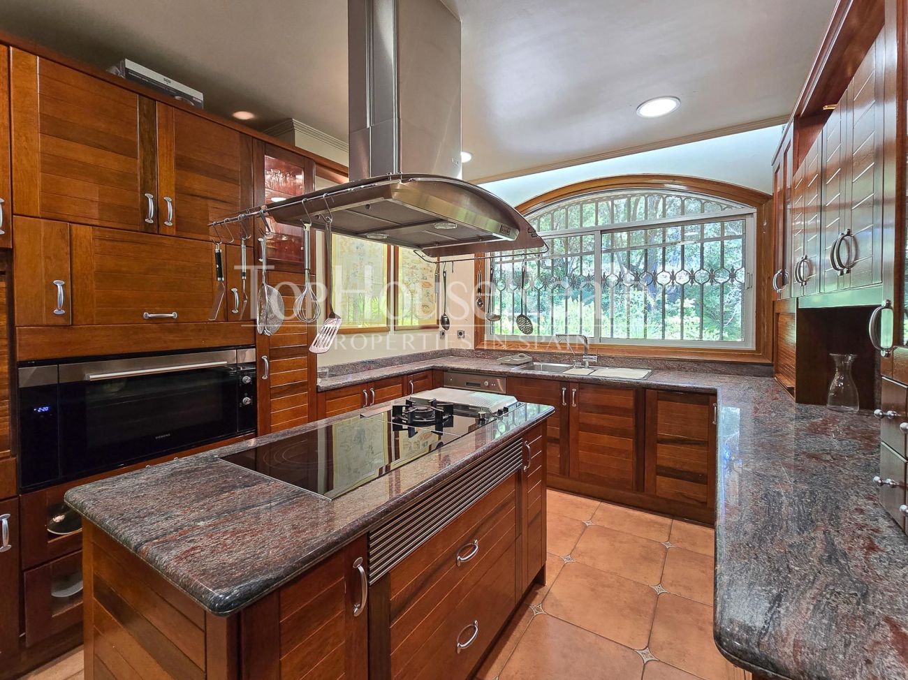 Вилла в Begues — уникальная усадьба с участком 6.000 м² и инвестиционным потенциалом