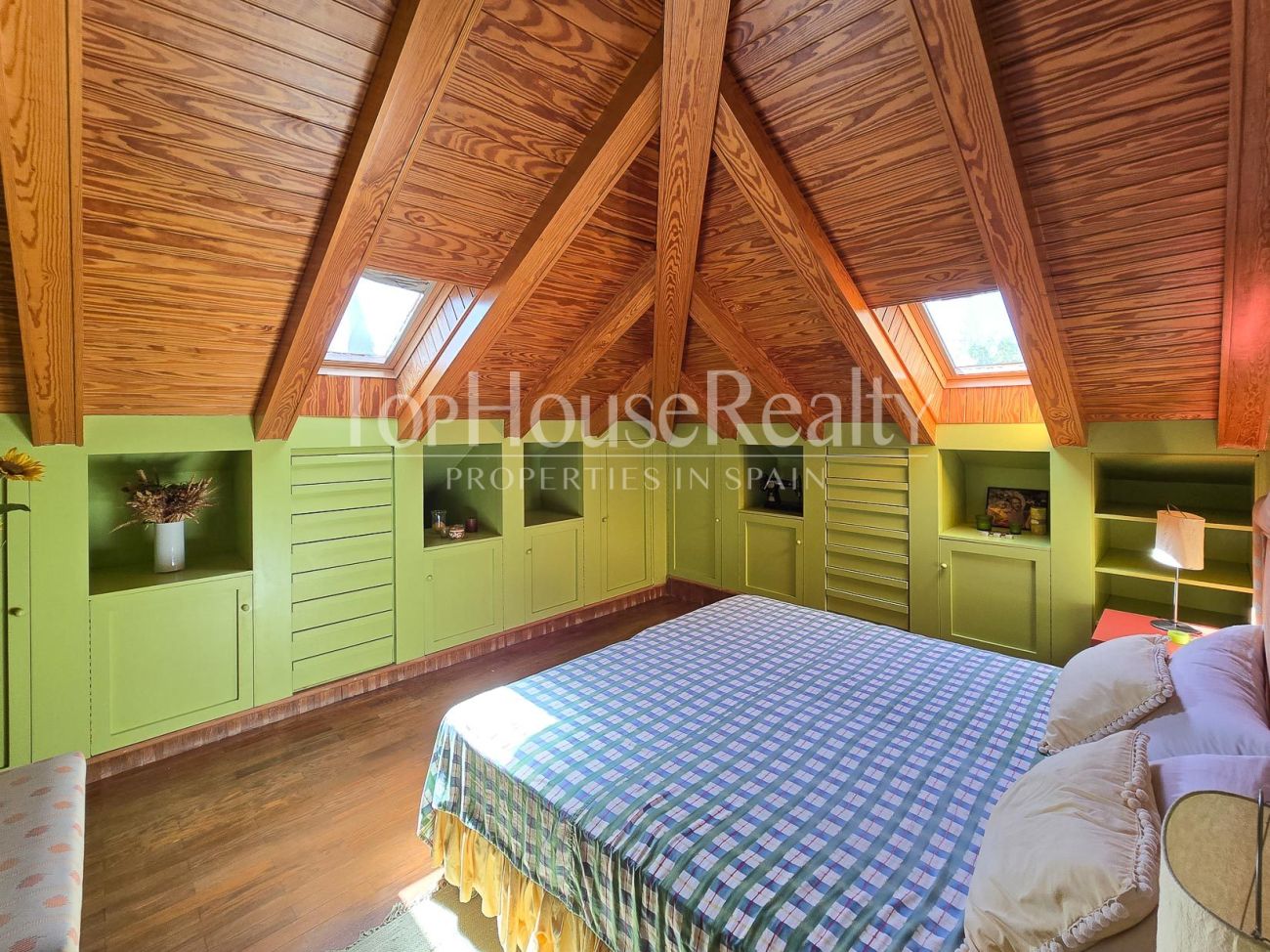 Вилла в Begues — уникальная усадьба с участком 6.000 м² и инвестиционным потенциалом