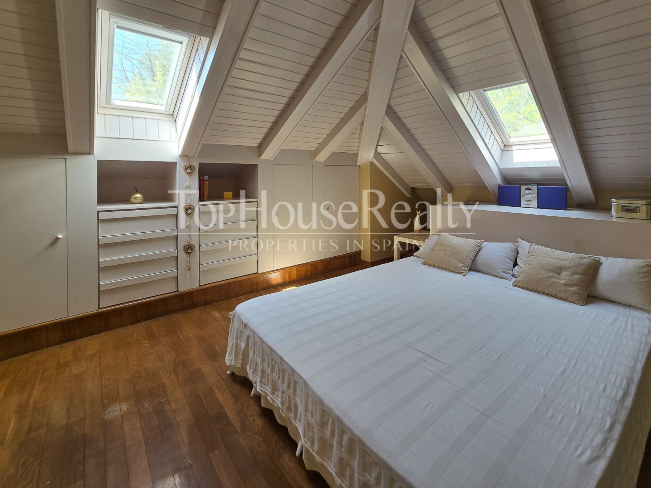 Вилла в Begues — уникальная усадьба с участком 6.000 м² и инвестиционным потенциалом