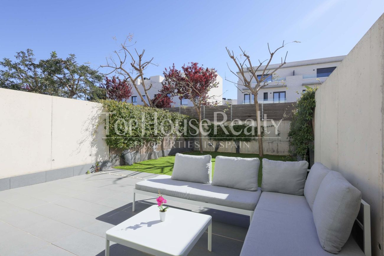 Таунхаус в El Vinyet, Ситжес — сад, свет и 5 минут до моря