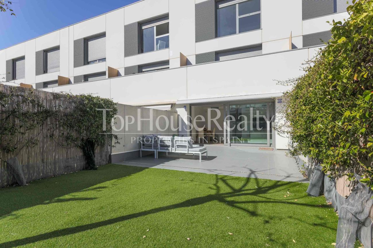 Таунхаус в El Vinyet, Ситжес — сад, свет и 5 минут до моря