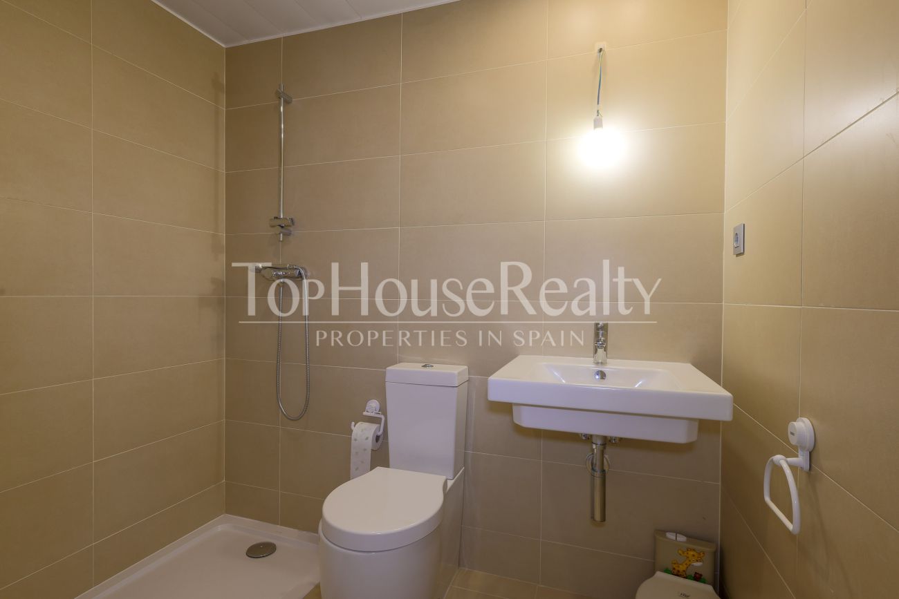 Таунхаус в El Vinyet, Ситжес — сад, свет и 5 минут до моря