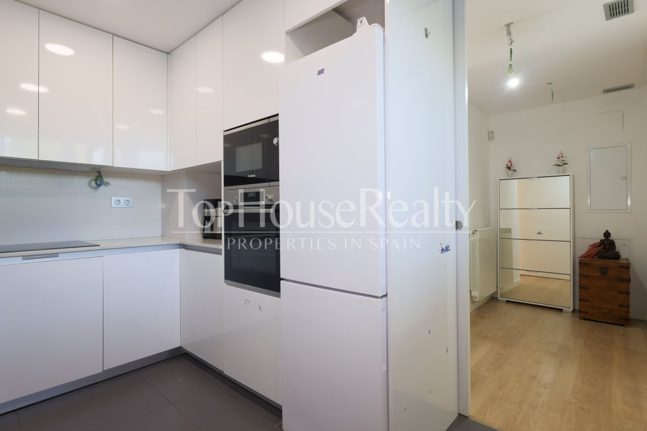 Таунхаус в El Vinyet, Ситжес — сад, свет и 5 минут до моря