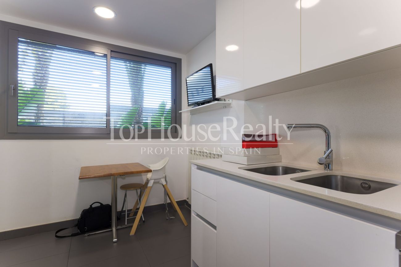 Таунхаус в El Vinyet, Ситжес — сад, свет и 5 минут до моря