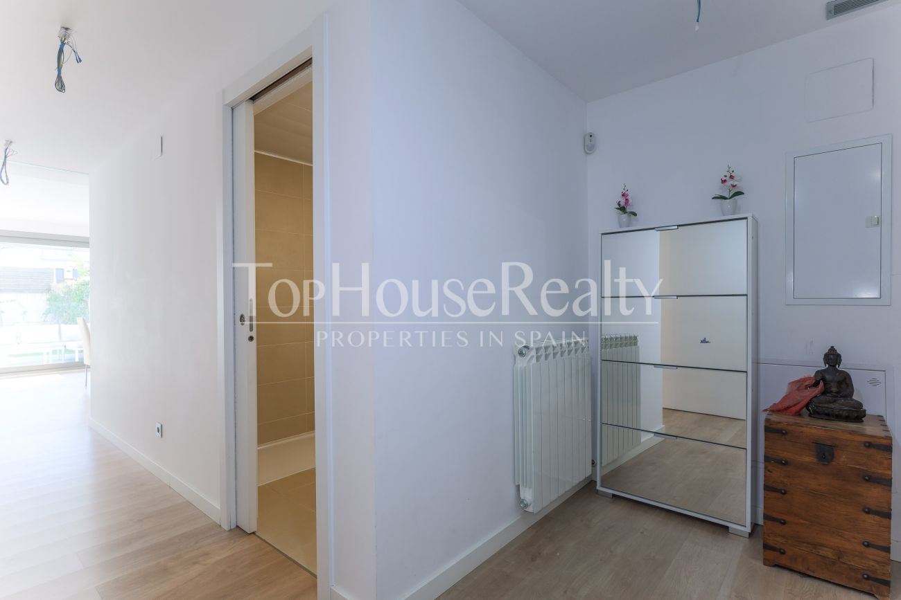 Таунхаус в El Vinyet, Ситжес — сад, свет и 5 минут до моря