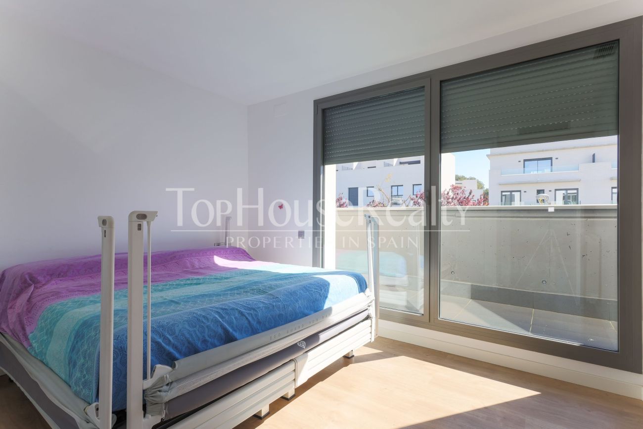 Таунхаус в El Vinyet, Ситжес — сад, свет и 5 минут до моря