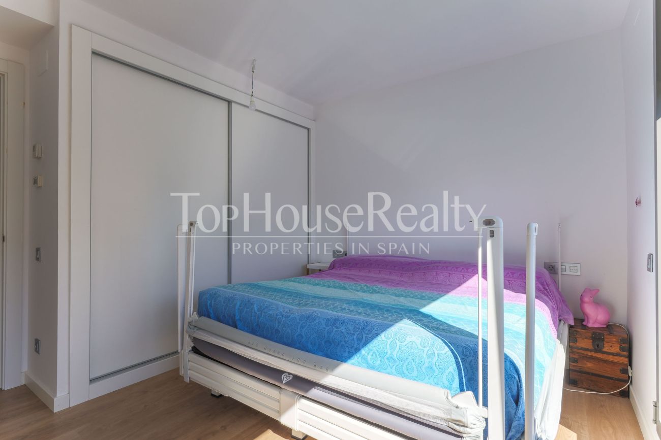 Таунхаус в El Vinyet, Ситжес — сад, свет и 5 минут до моря