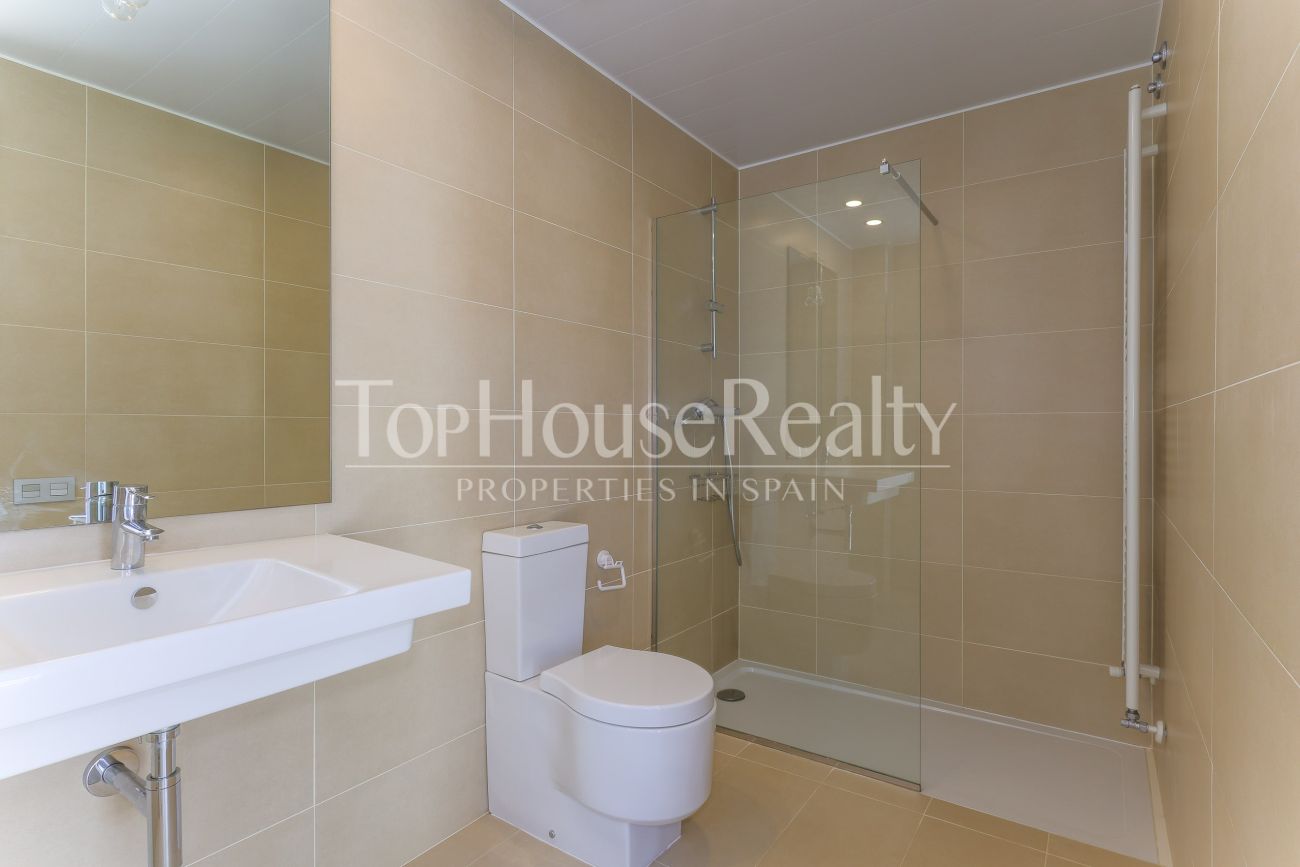 Таунхаус в El Vinyet, Ситжес — сад, свет и 5 минут до моря