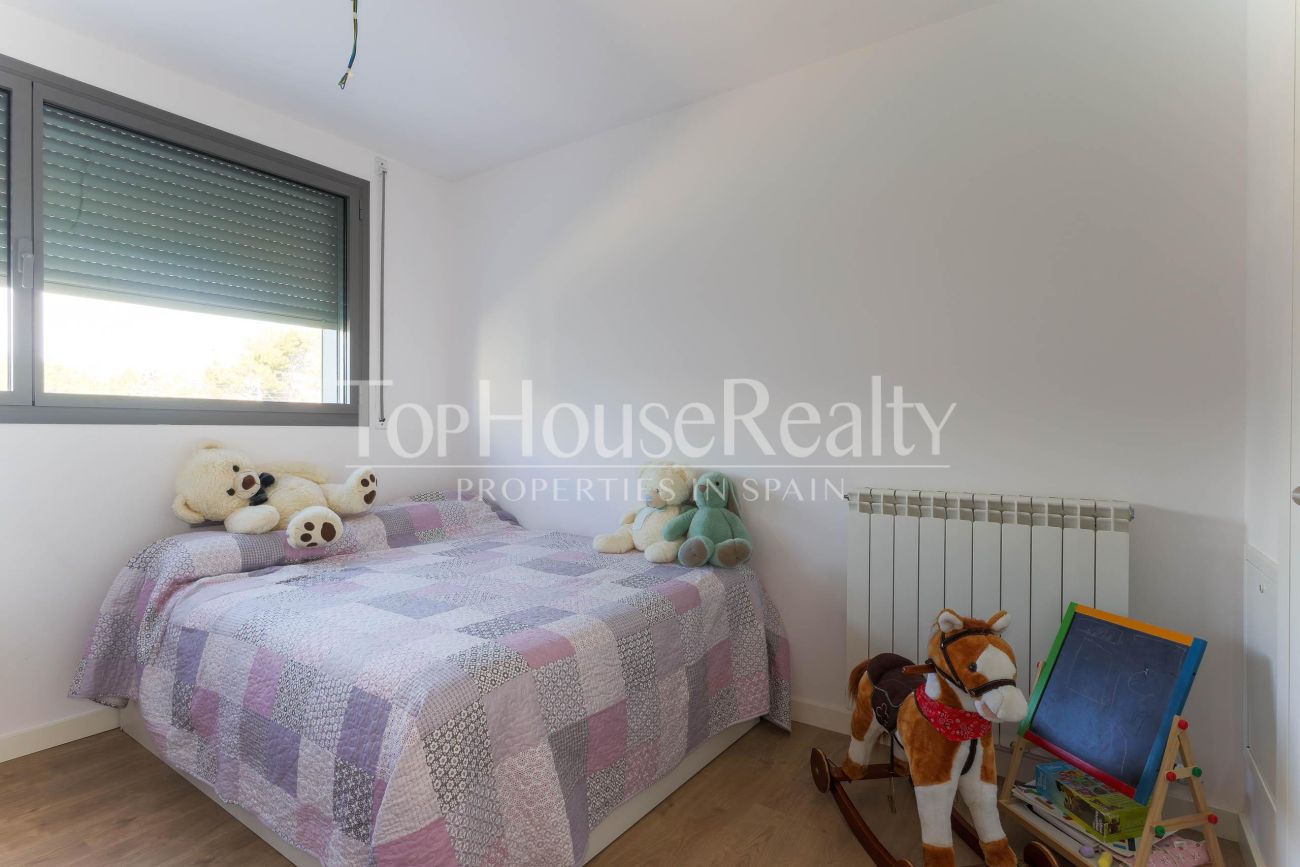 Таунхаус в El Vinyet, Ситжес — сад, свет и 5 минут до моря