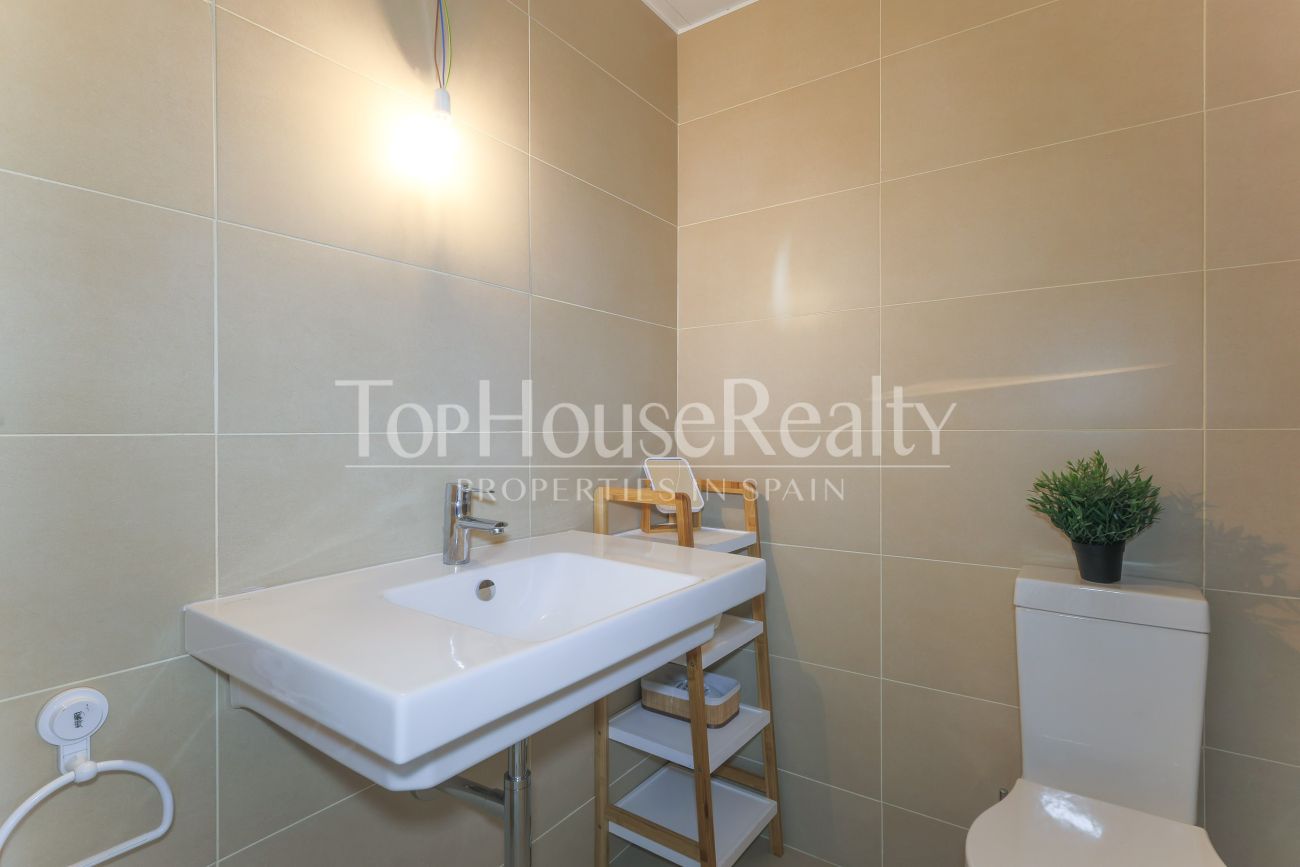 Таунхаус в El Vinyet, Ситжес — сад, свет и 5 минут до моря