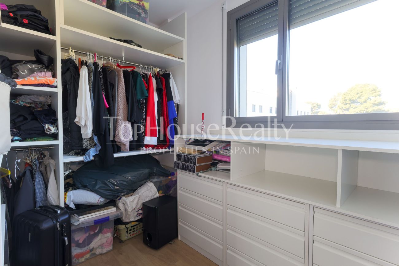 Таунхаус в El Vinyet, Ситжес — сад, свет и 5 минут до моря